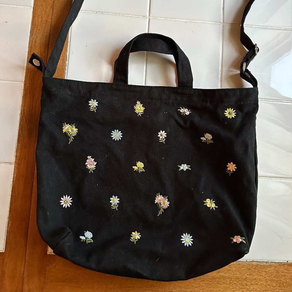 BAGGU Floral Embroidered Horizontal Duck Bag